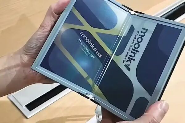 Crearon el primer e-reader de ebooks con pantalla plegable a color, idéntico a un libro